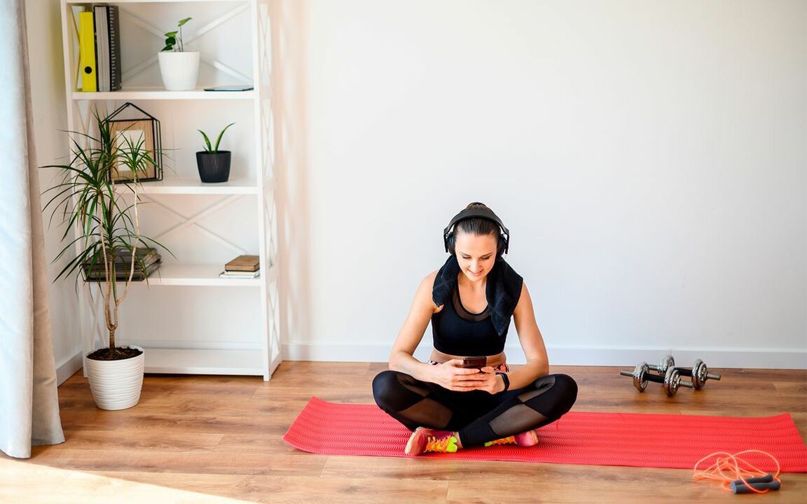 faga ioga ou ximnasia na casa para perder peso